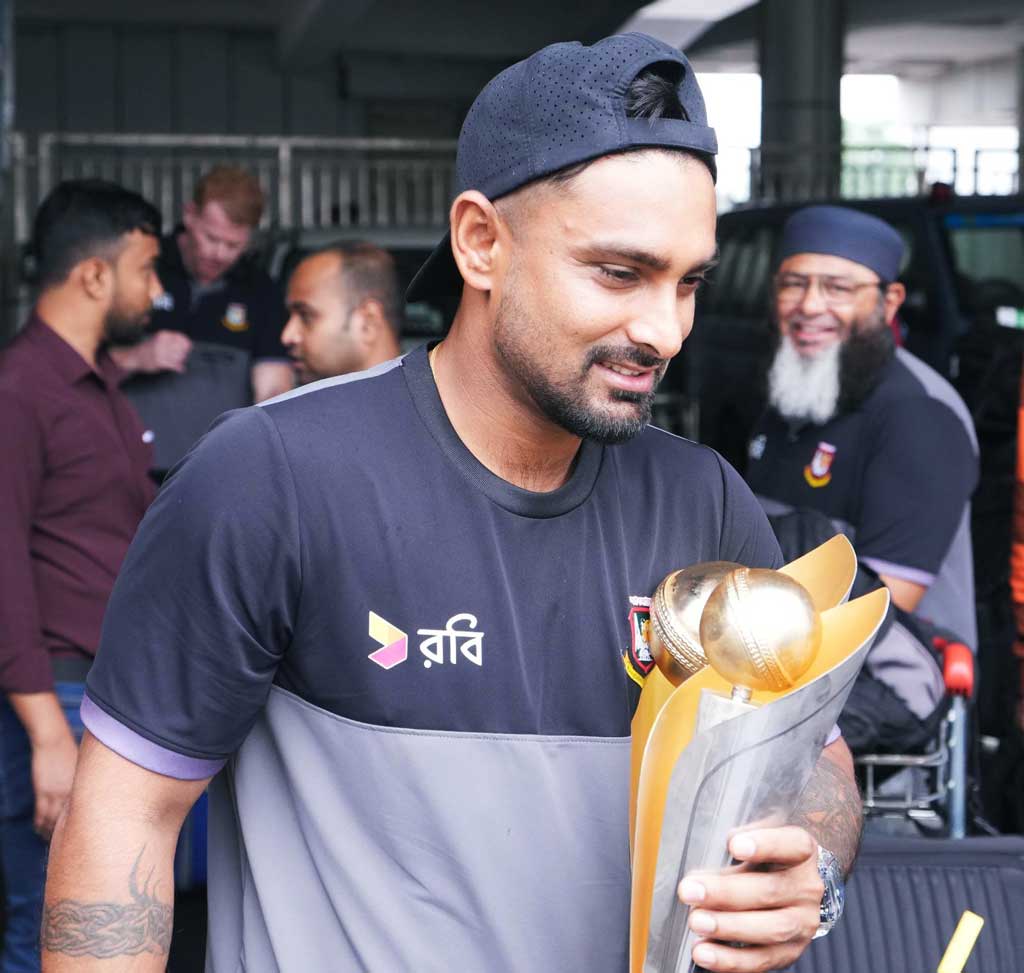 শ্রীলঙ্কার মাঠে প্রথমবারের মতো জেতা টি-টোয়েন্টি সিরিজের ট্রফি হাতে কাল বিমানবন্দরে এমনই হাসিখুশি লিটন দাস। দেশে ফিরে বিশ্রামের সুযোগ নেই , নেমে পড়তে হচ্ছে পাকিস্তান সিরিজের প্রস্তুতিতে। ছবি : বিসিবি