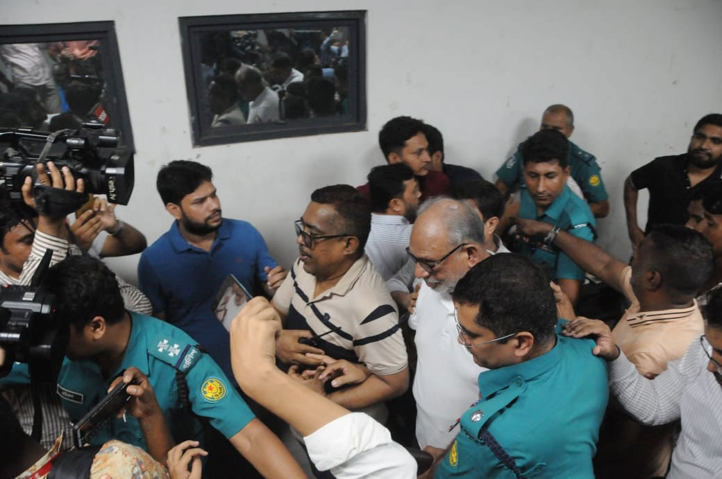 মামলায় ‘অন্তর্বর্তী সরকারকে উৎখাতের ষড়যন্ত্র ও প্ররোচনার’ অভিযোগ লতিফ সিদ্দিকীসহ ১৬ জনের বিরুদ্ধে