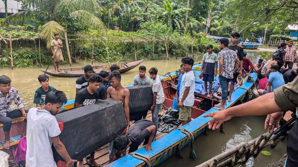 নেছারাবাদে ভাসমান পেয়ারার হাটে ঘুরতে আসা পর্যটকদের লাউড স্পিকার জব্দ