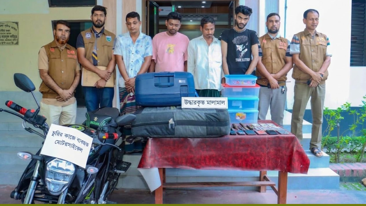 বিসিবির ভ্যান থেকে যে কায়দায় ক্রিকেটারদের লাগেজ চুরি করে চোর