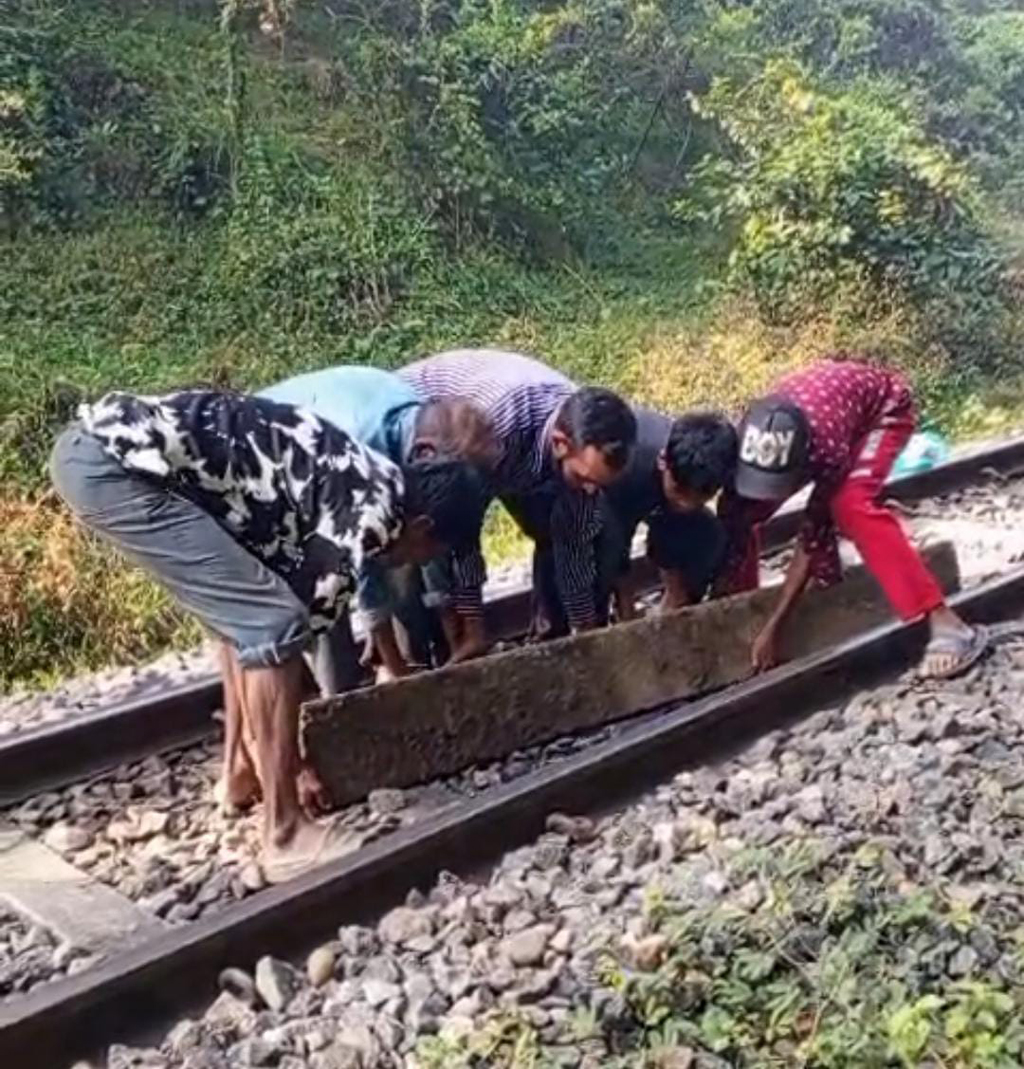 লাউয়াছড়া বনে রেললাইনে স্লিপার ফেলে ট্রেন দুর্ঘটনার চেষ্টা