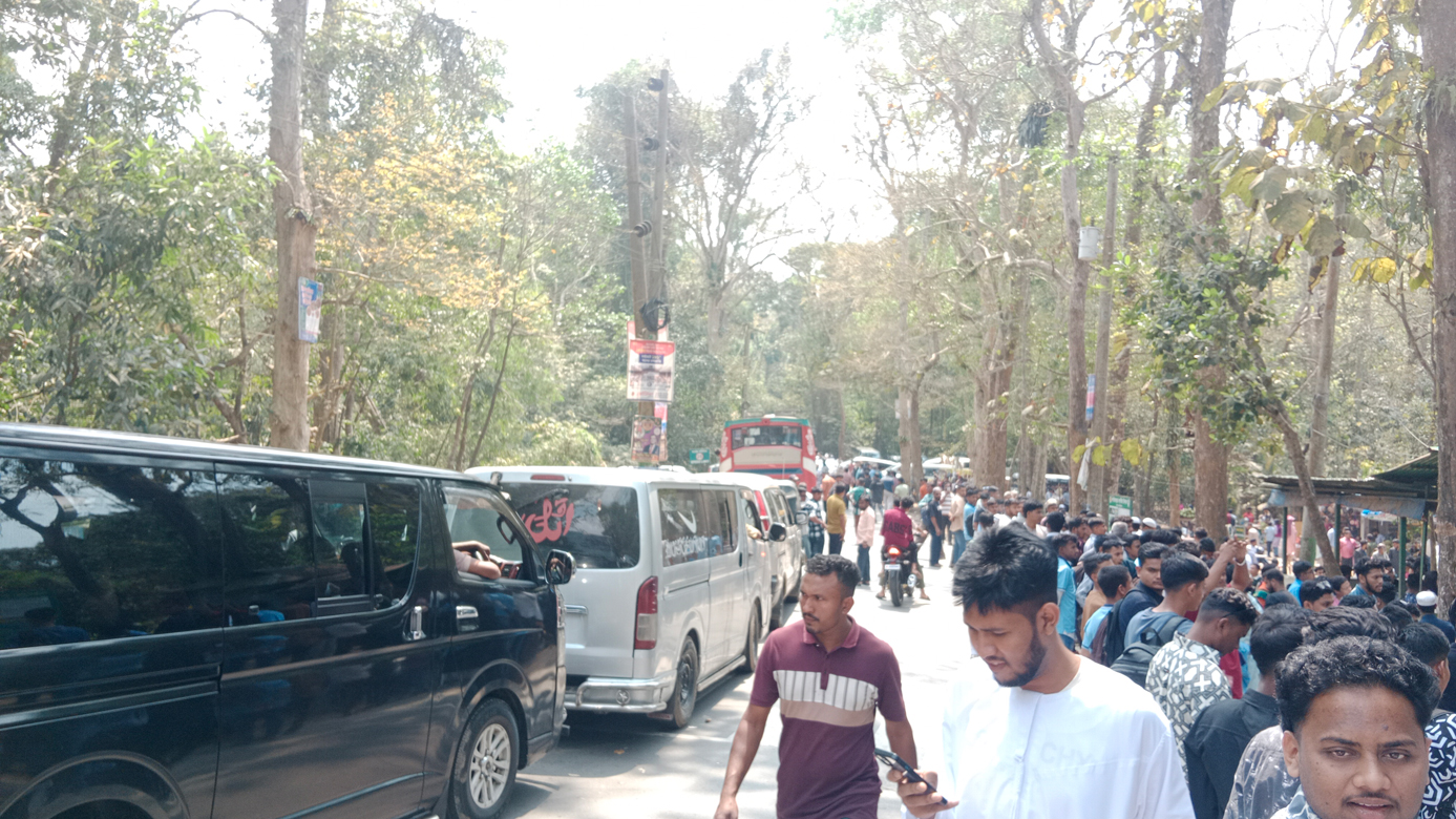 মৌলভীবাজারে লাউয়াছড়া সড়কে তীব্র যানজট, ভোগান্তিতে পর্যটকেরা