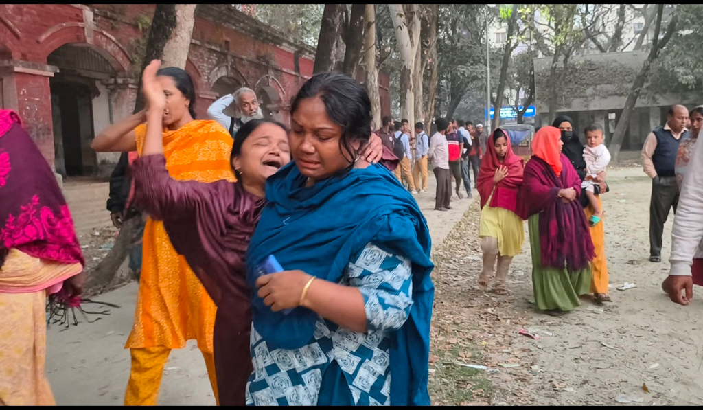 ময়মনসিংহে ল্যাম্পপোস্ট চুরি করতে গিয়ে দুই যুবকের মৃত্যু