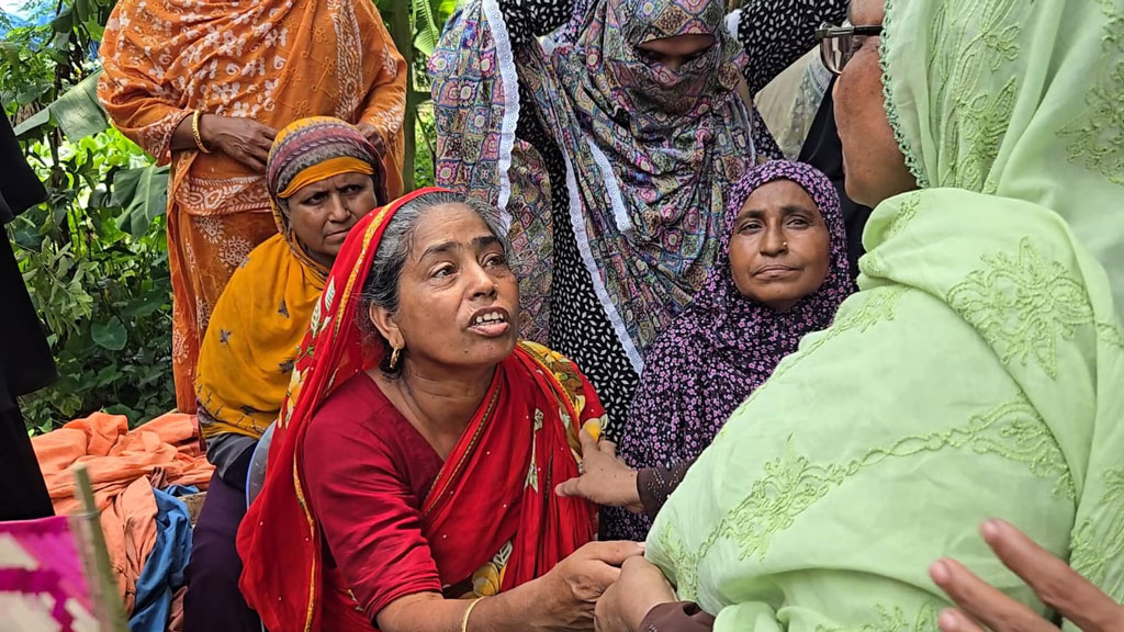 অ্যাম্বুলেন্স ঢুতেই কান্নার রোল: আত্রাইয়ের আকাশে-বাতাসে এখন শুধু বুকফাটা হাহাকার