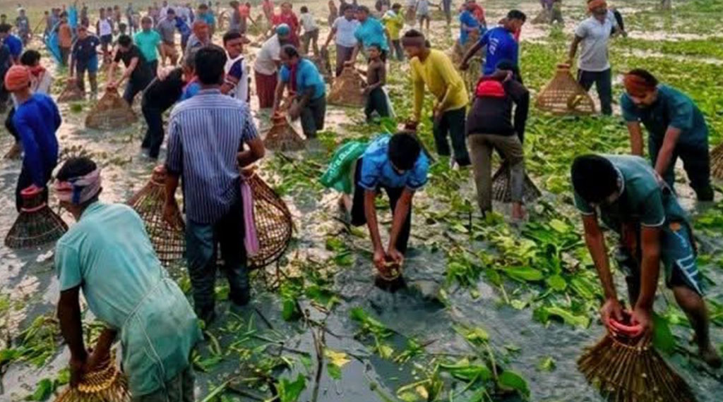 পলো হাতে শত শত মানুষের মাছ ধরায় এলাকাজুড়ে নেমে এসেছে উৎসবের আমেজ। ছবি: আজকের পত্রিকা
