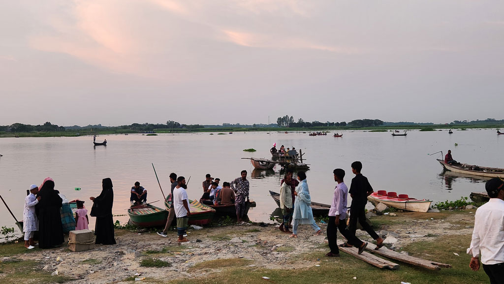 কেউ নৌকায় ভেসে বেড়ান পদ্মার বুকে, আবার কেউ দলবেঁধে নদী পেরিয়ে চলে যান চরাঞ্চলে। ছবি: আজকের পত্রিকা