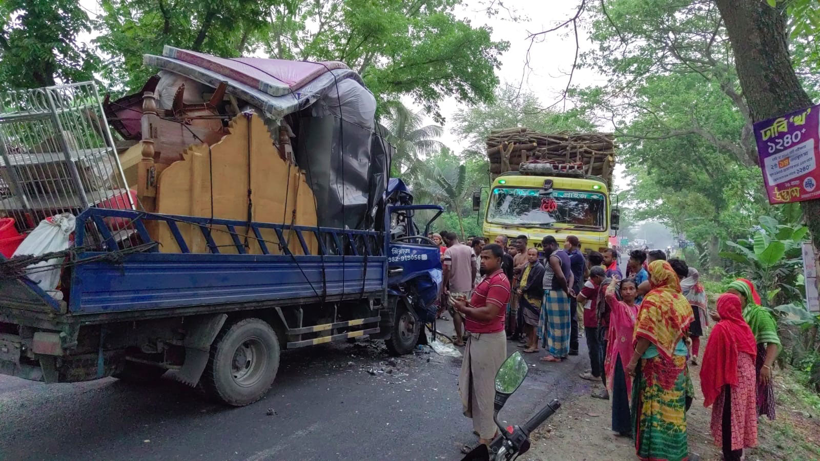 মাদারীপুরে পিকআপ ভ্যান-ট্রাকের মুখোমুখি সংঘর্ষ, আহত ১০