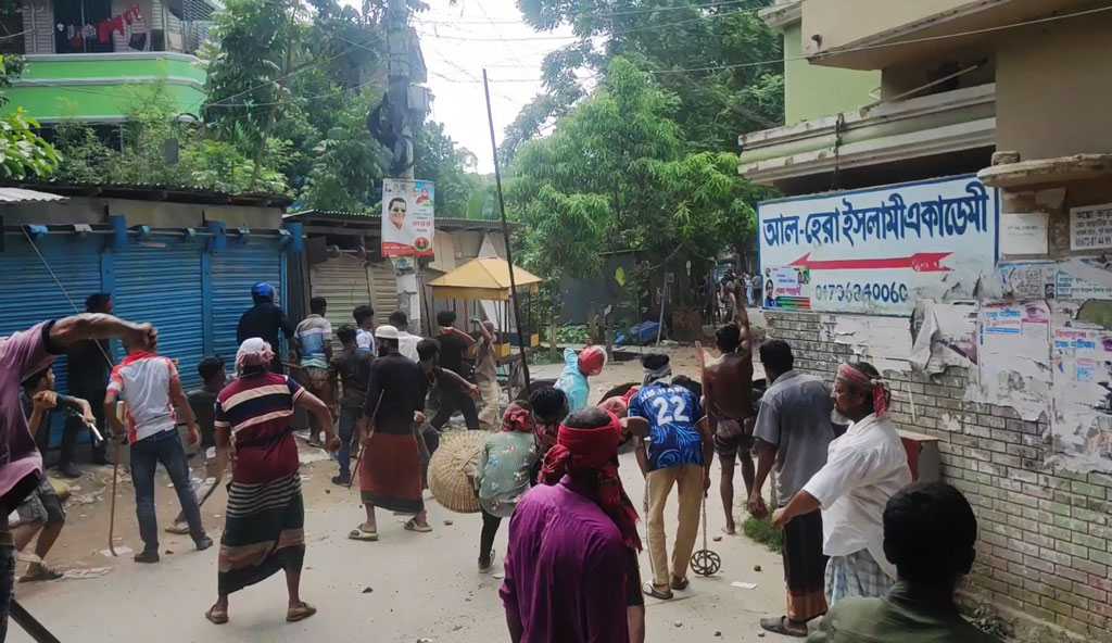 উচ্চশব্দে মোটরসাইকেল চালানো নিয়ে দুই গ্রামবাসীর সংঘর্ষ, আহত ১২