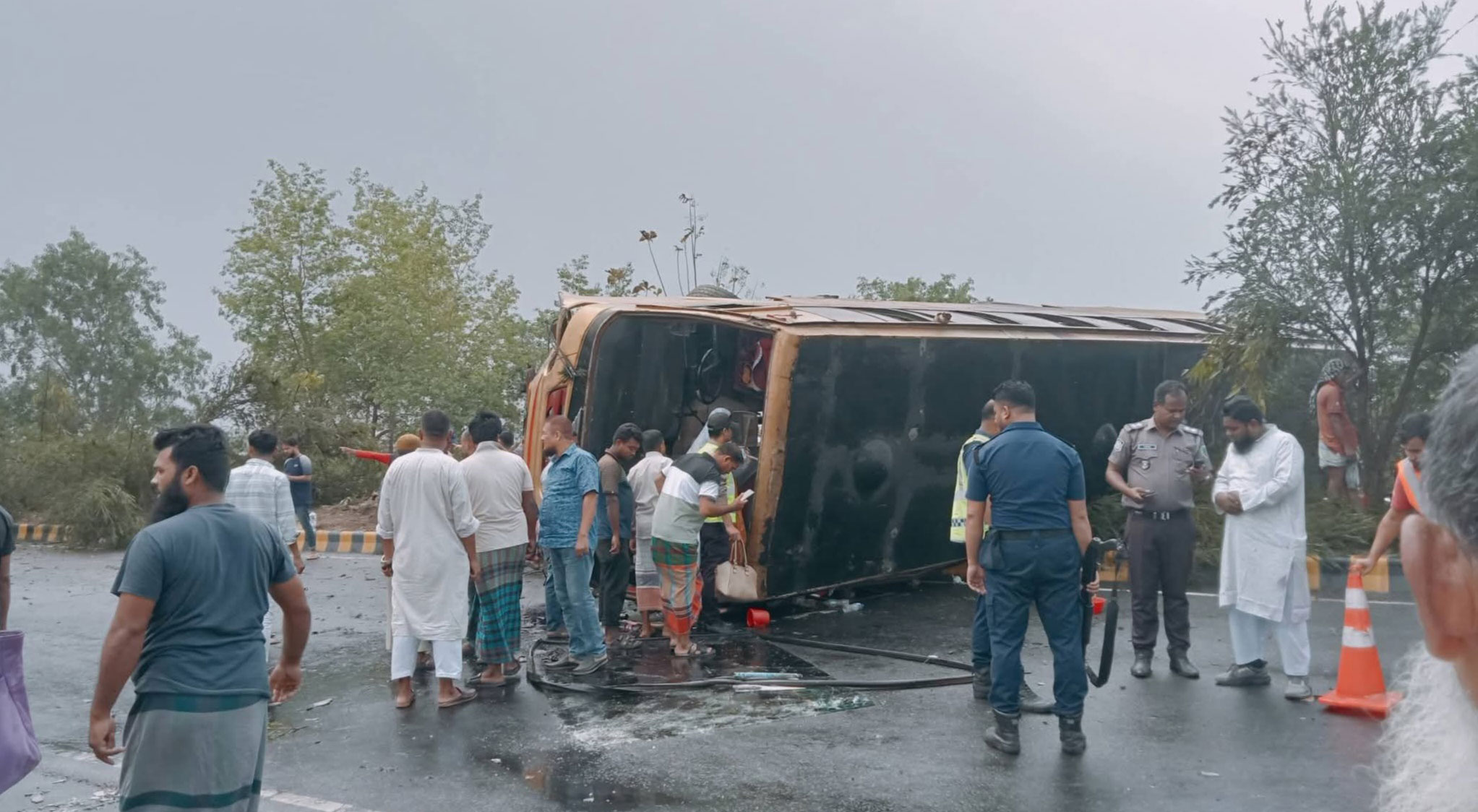 ঢাকা-ভাঙ্গা এক্সপ্রেসওয়েতে নিয়ন্ত্রণ হারিয়ে সড়কে উল্টে গেল বাস, আহত ১০