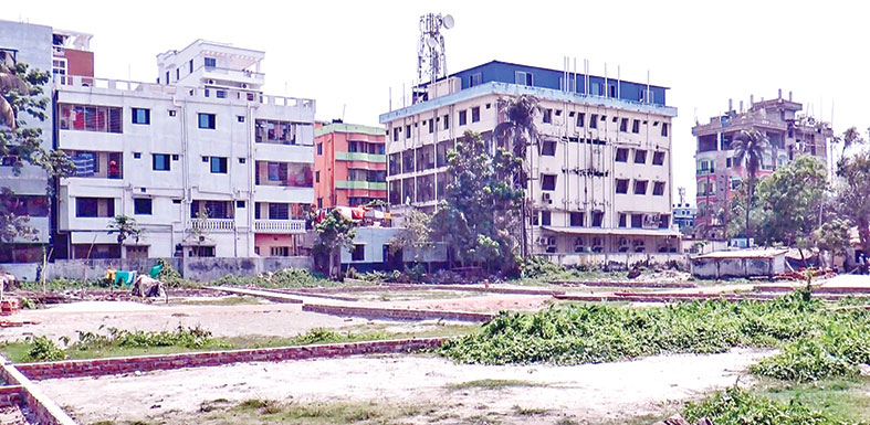 মাদারীপুর শহর: পুকুর ভরাট করে বহুতল ভবন