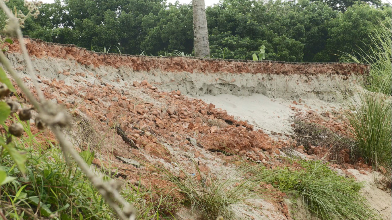 অবৈধভাবে বালু উত্তোলন: কালকিনিতে নদীভাঙনে ক্ষতিগ্রস্ত ৫০০ মিটার সড়ক