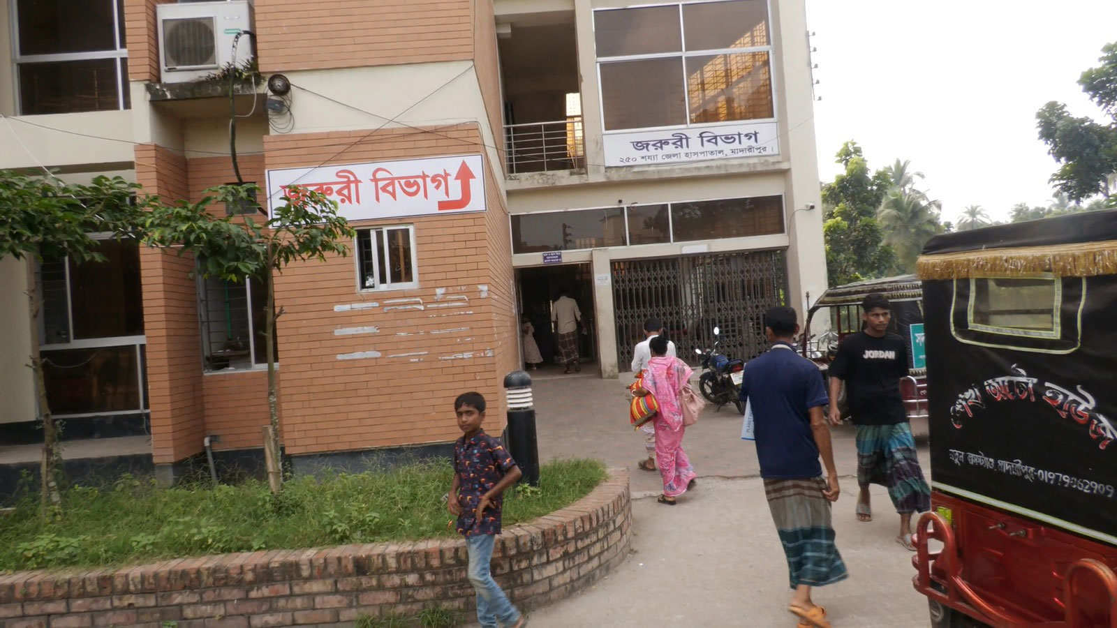 মাদারীপুরে ইটভাঙা মেশিনের নিচে চাপা পড়ে প্রাণ গেল শিশুর