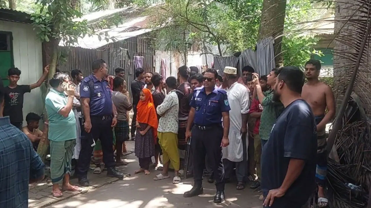 মহিলা মাদ্রাসায় পড়ে ছিল বলসদৃশ বস্তু, খেলতে গিয়ে বিস্ফোরণে আহত ৪ শিক্ষার্থী