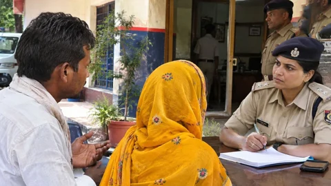 স্বামী আয়ুর বৃদ্ধির ধর্মীয় আচারে স্ত্রীর অস্বীকৃতি, থানায় ‘হত্যা চক্রান্তের’ অভিযোগ এক ব্যক্তির