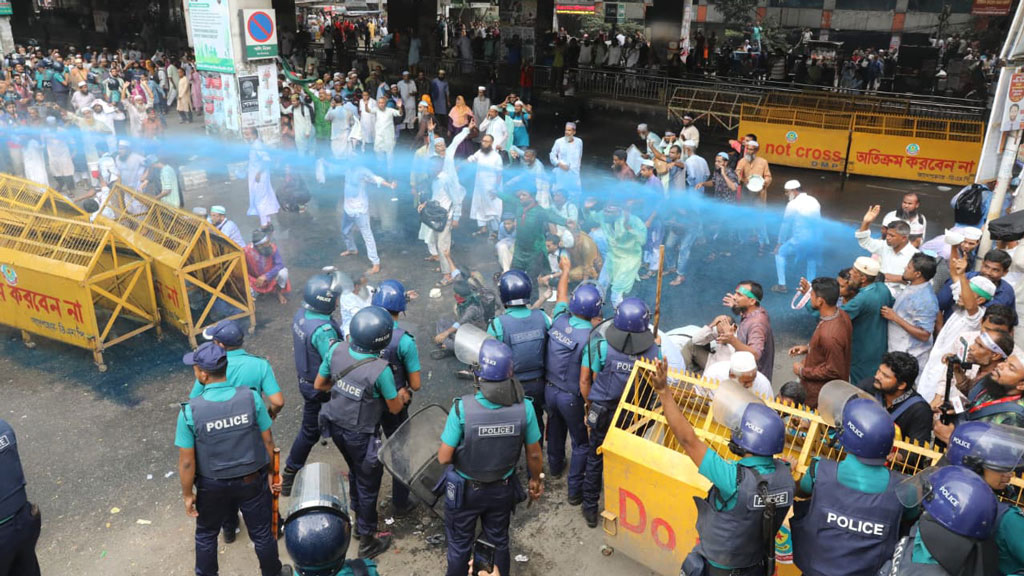 জাতীয়করণের দাবিতে পুলিশের সঙ্গে সংঘর্ষে প্রায় অর্ধশত মাদ্রাসাশিক্ষক আহত