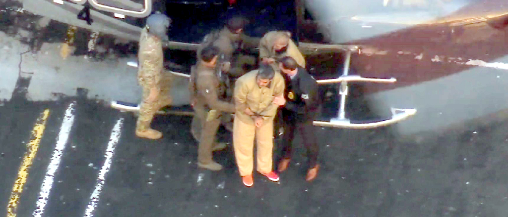 হাতকড়া পরিয়ে আদালতে নেওয়া হলো মাদুরো ও তাঁর স্ত্রীকে