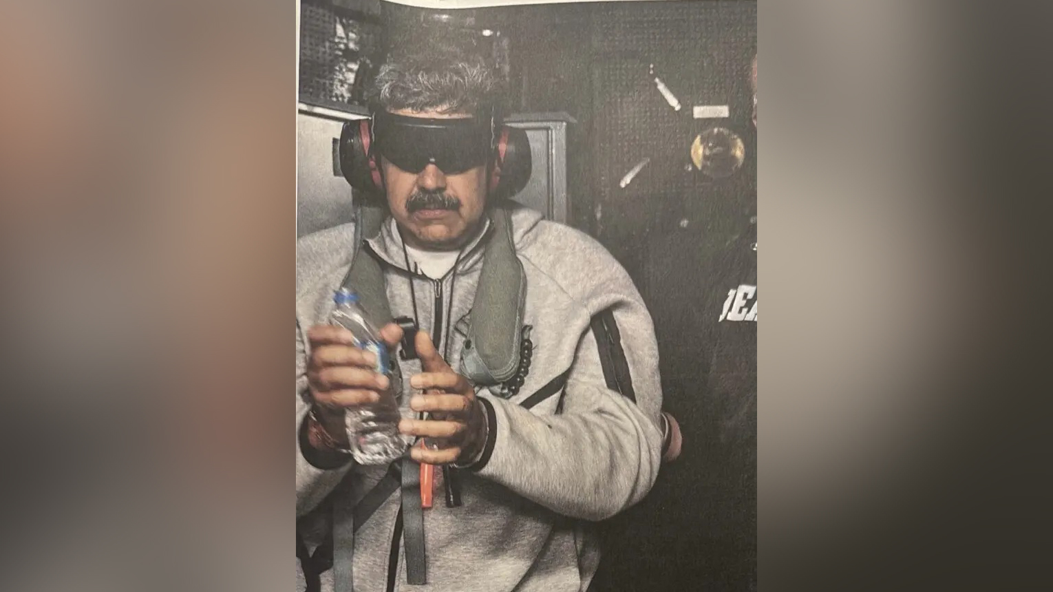 মার্কিন যুদ্ধজাহাজে বন্দী মাদুরোর প্রথম ছবি প্রকাশ করলেন ট্রাম্প