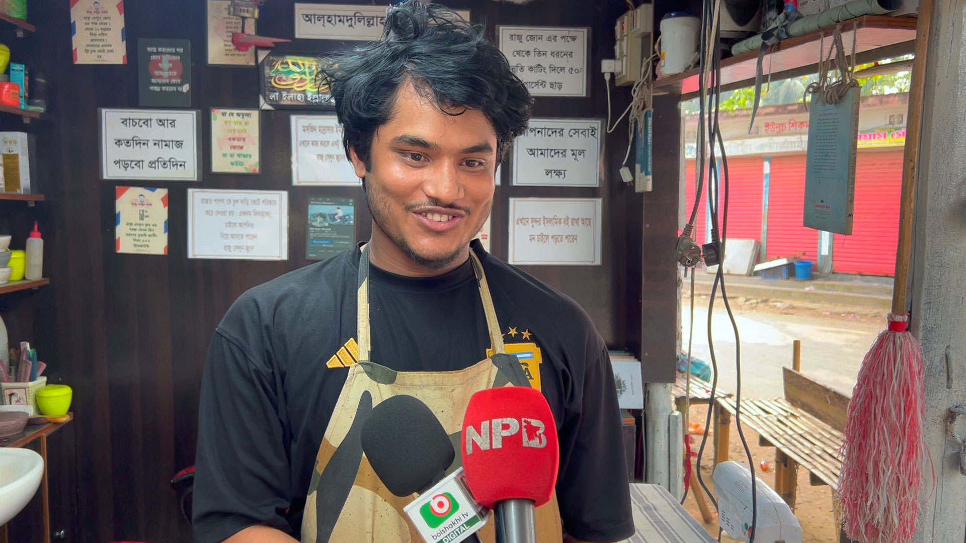 ‘অশিক্ষিত’ অপবাদ থেকে পাঠাগার, রাজুর সেলুনে বই পড়ার সুযোগ