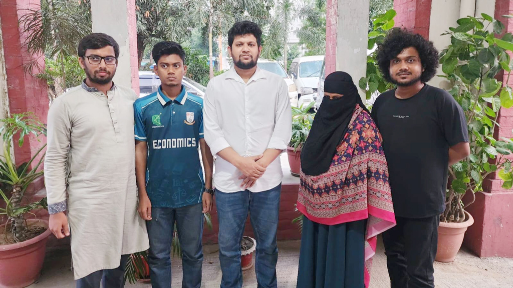 উপদেষ্টা মাহফুজের ওপর বোতল নিক্ষেপ: আটক শিক্ষার্থীকে ছেড়ে দিয়েছে পুলিশ