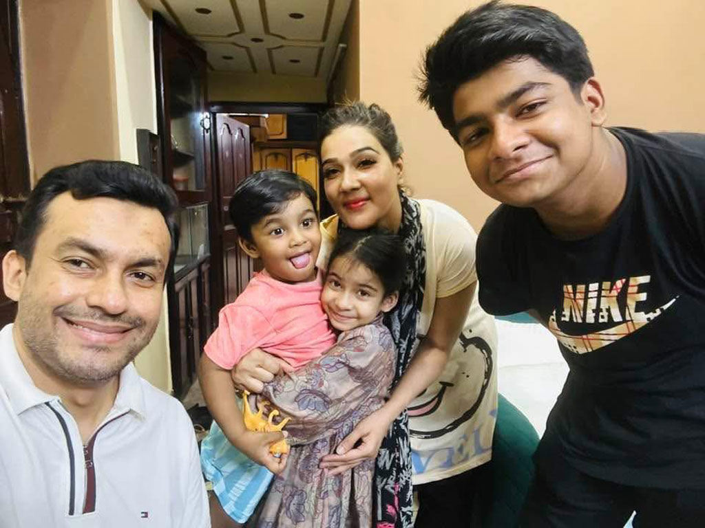 ডিভোর্সের পর রকিবের সঙ্গে ছবি দিয়ে আলোচনায় মাহি