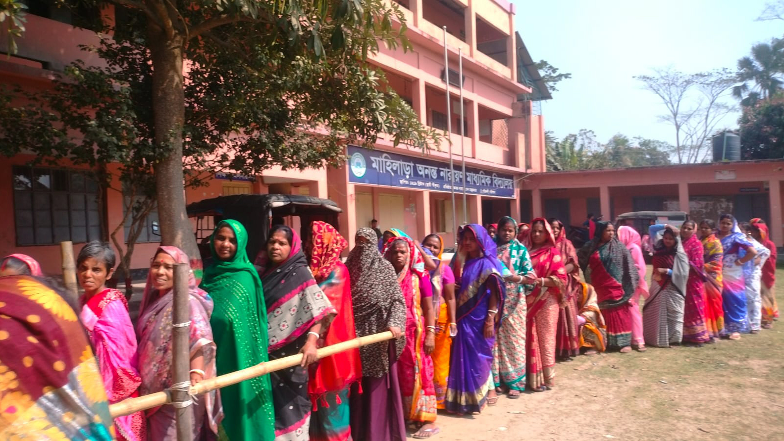 গৌরনদীর এক কেন্দ্রে সাড়ে ১২টা পর্যন্ত হিন্দু অধ্যুষিত কেন্দ্রে ভোট পড়েছে ৪০ শতাংশের বেশি