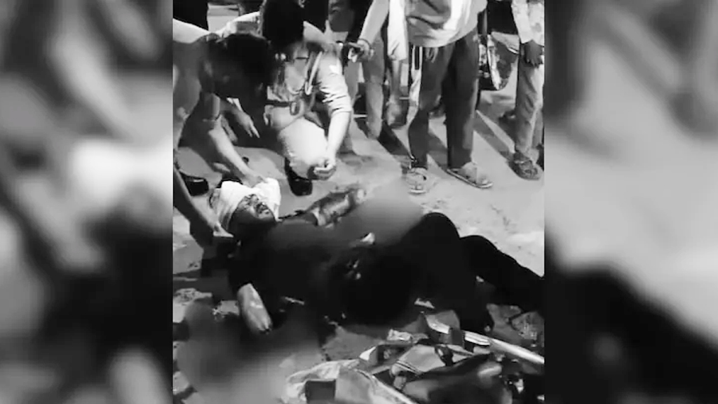 ভারতে পেট্রল পাম্পে কুড়াল দিয়ে যুবকের দুই হাত প্রায় বিচ্ছিন্ন, বাঁচাতে মায়ের আপ্রাণ চেষ্টা