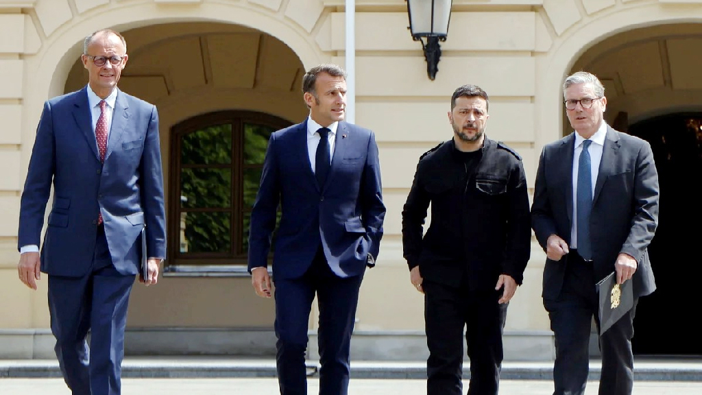 ট্রাম্পের প্রস্তাবে ‘অসন্তুষ্ট’ জেলেনস্কি গেলেন লন্ডনে ইউরোপের নেতাদের কাছে