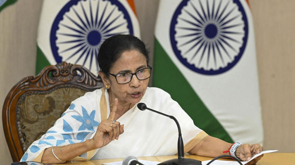 বাংলায় কথা বললেই বাংলাদেশি, প্রশ্ন মমতার