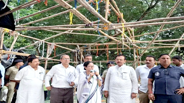 কলকাতায় তৃণমূলের মঞ্চ ভেঙে দিল সেনাবাহিনী