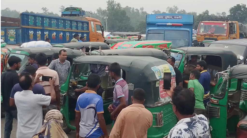 মান্দায় অটোরিকশা মালিক সমিতির সাধারণ সম্পাদককে মারধর, মহাসড়ক অবরোধ