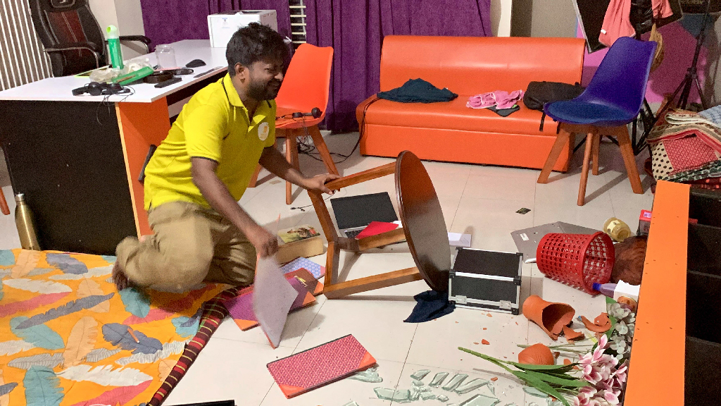 রাজশাহীতে ‘ম্যাংগো লাভার’ অফিসে হামলা-ভাঙচুর, লুটপাটের অভিযোগ