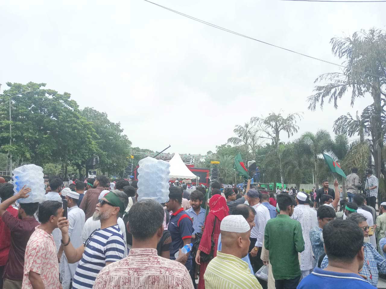 সকাল ১১টার মধ্যেই মানিক মিয়া অ্যাভিনিউয়ে সহস্রাধিক মানুষ জড়ো হয়েছেন। ছবি: আজকের পত্রিকা