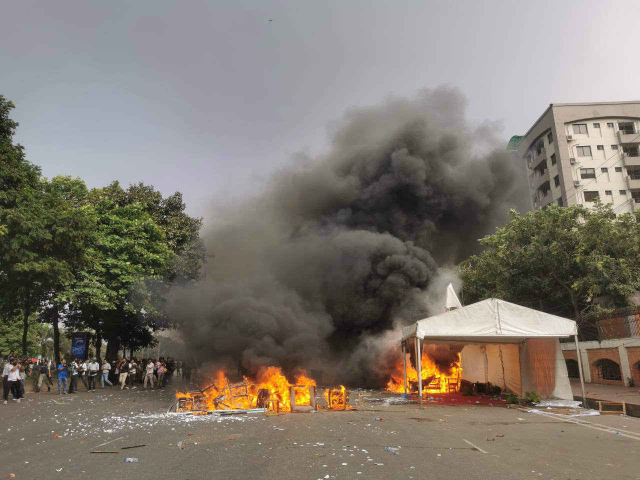 অঙ্গীকারনামায় সংশোধনীর পরও থামেনি বিক্ষোভ, মানিক মিয়া অ্যাভিনিউ রণক্ষেত্র