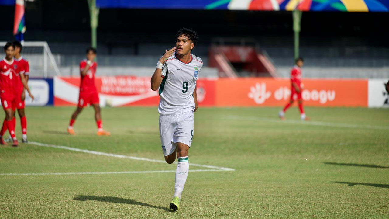 মানিকের গোলে এগিয়ে থেকে বিরতিতে বাংলাদেশ