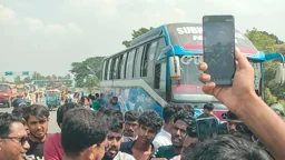 মানিকগঞ্জে বাসচাপায় ইজিবাইকের ২ যাত্রী নিহত, মহাসড়ক অবরোধ