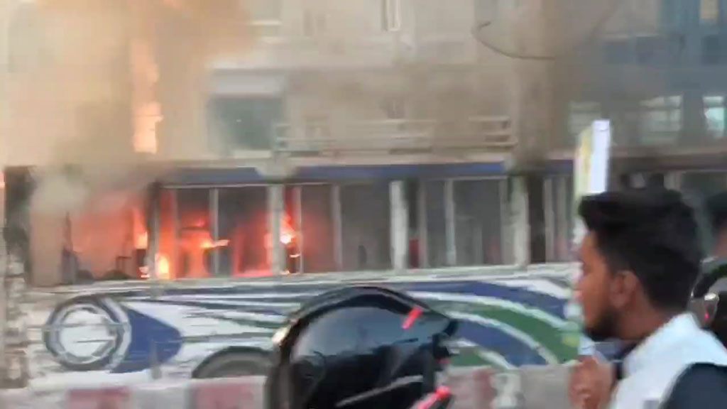 আশুলিয়ায় চলন্ত বাস ও দাঁড়িয়ে থাকা পিকআপে আগুন