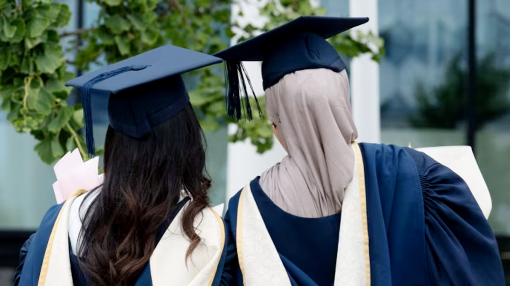 বাংলাদেশি ও পাকিস্তানি শিক্ষার্থী ভর্তি স্থগিত করেছে যুক্তরাজ্যের বিভিন্ন বিশ্ববিদ্যালয়