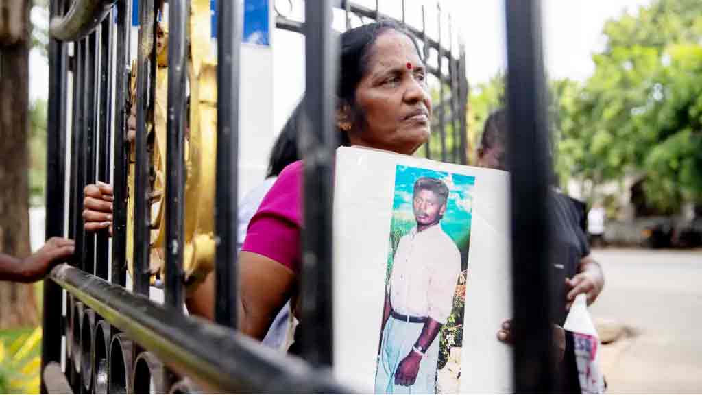 শ্রীলঙ্কায় পাওয়া গেল সর্ববৃহৎ গণকবর, স্বজনদের খুঁজছেন তামিলরা
