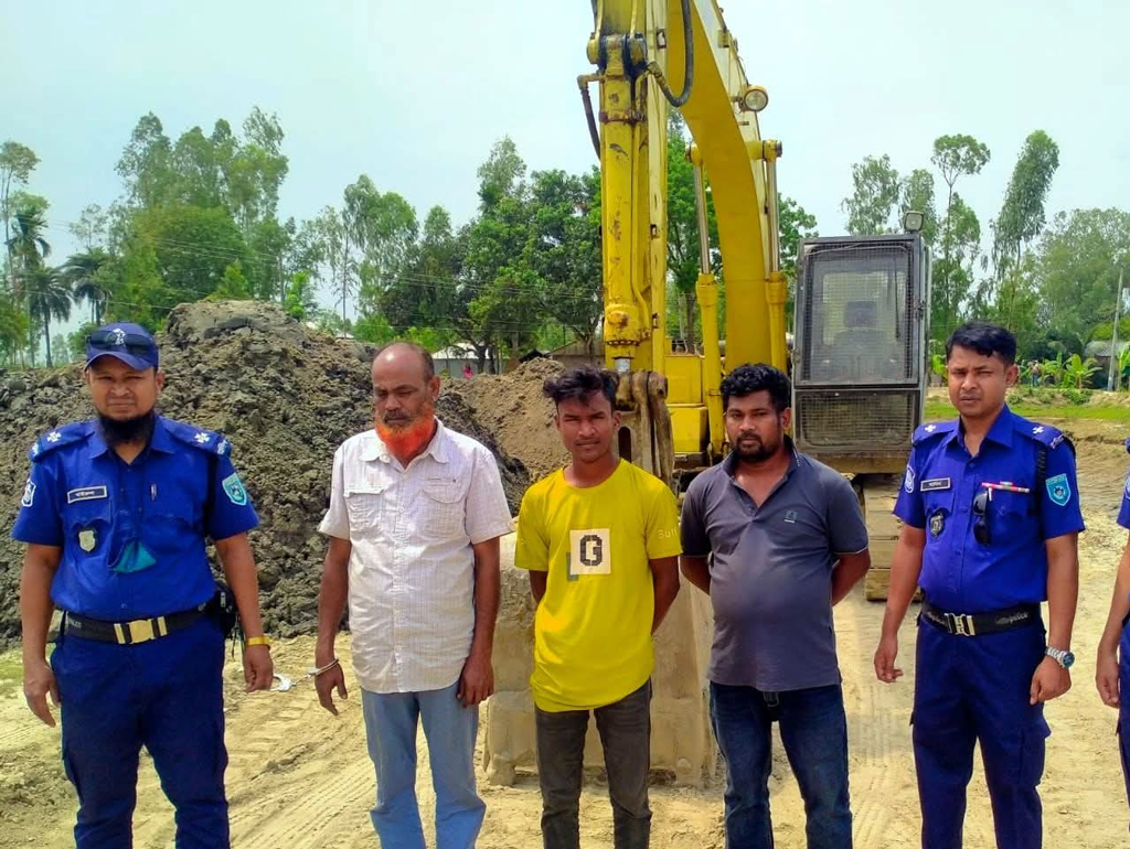 অবৈধভাবে মাটি কাটার অপরাধে লাখ টাকা জরিমানা