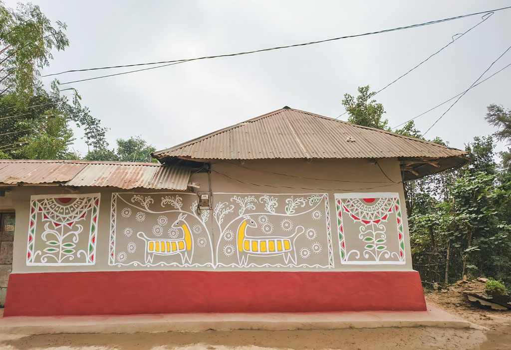 মাটির দেয়ালে সাঁওতাল জীবনের গল্প