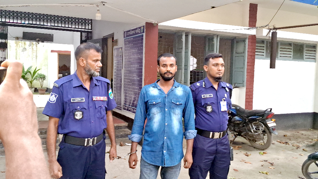 চাঁদা না দেওয়ার অভিযোগে ‘মব’ সৃষ্টি করে দোকান ও বাড়িতে হামলা, প্রধান আসামি গ্রেপ্তার