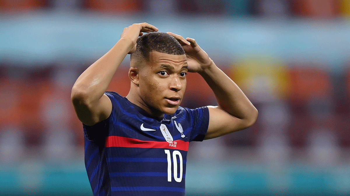 কেন ফ্রান্স থেকে অবসর নিতে চেয়েছিলেন এমবাপ্পে