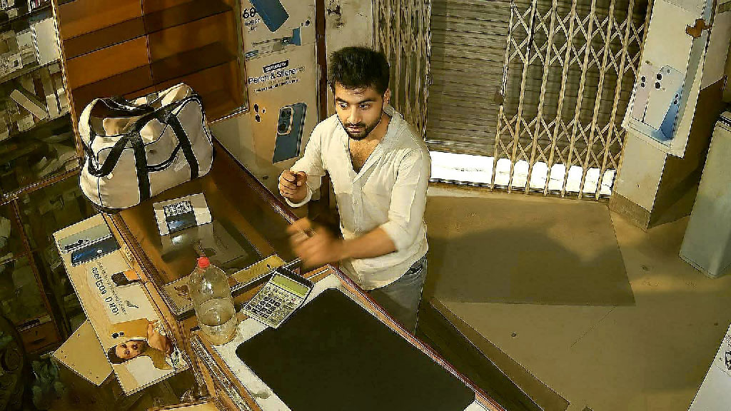 থানার ৩০০ গজ দূরে ফোনের দোকানে চুরি, কোটি টাকার পণ্য লুট