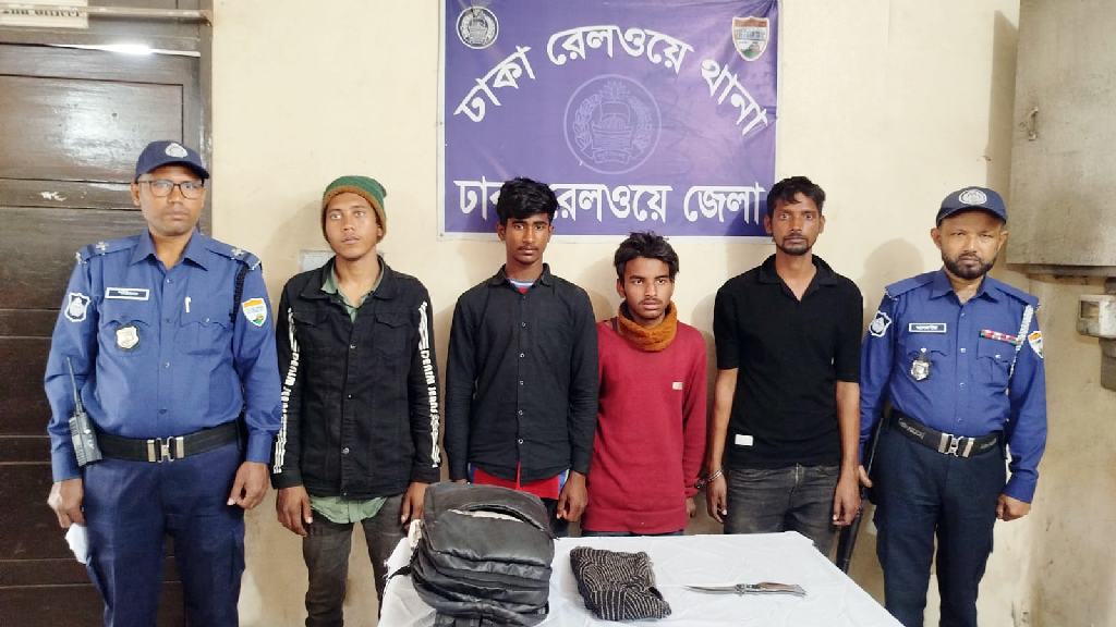 ছিনতাইয়ের মোবাইল ভাগাভাগির দ্বন্দ্বে ট্রেনের ছাদে যুবক খুন, দুই কিশোরসহ গ্রেপ্তার ৪