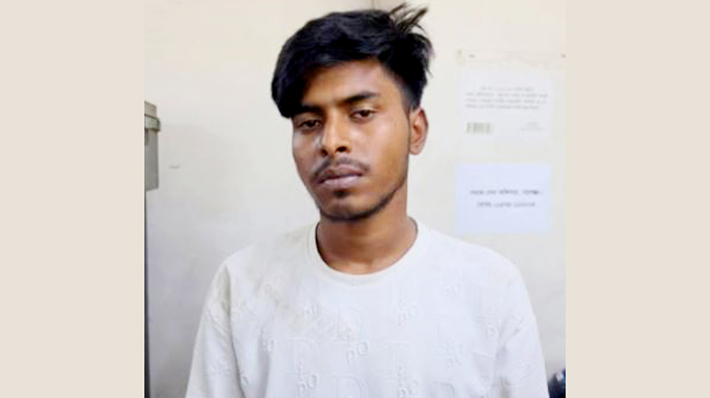 মোবাইল কিনে না দেওয়ায় বাবাকে কুপিয়ে জখম, ফতুল্লায় ছেলে গ্রেপ্তার