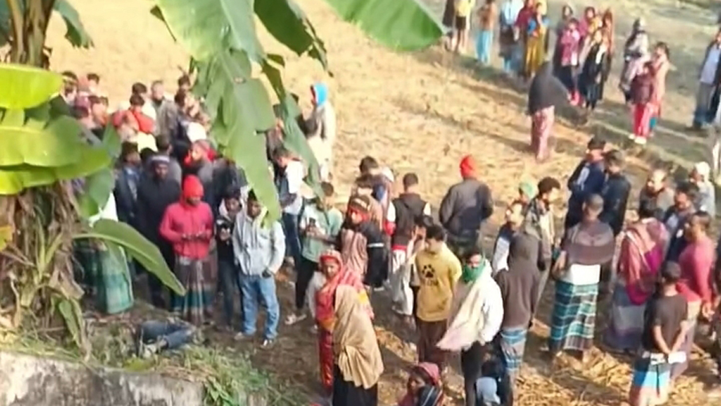 মাঠে পড়ে ছিল মাছ ব্যবসায়ীর রক্তাক্ত লাশ