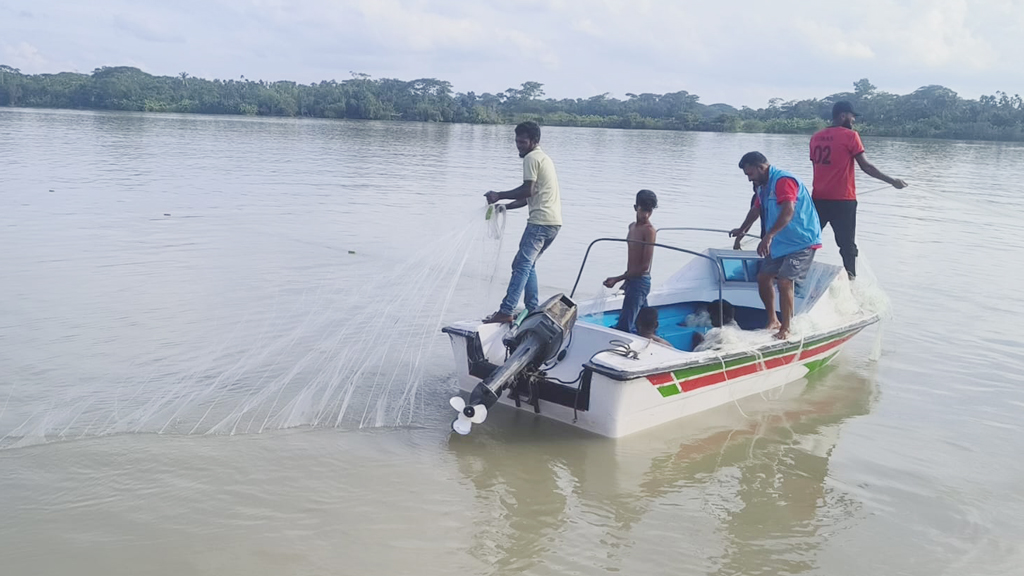 নিষেধাজ্ঞার মধ্যে সুগন্ধার ইলিশ ধরা নিয়ে দুই পক্ষের সংঘর্ষ, আহত ৪
