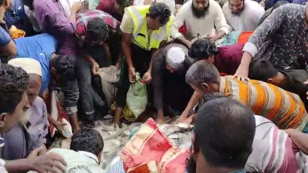 থানা থেকে জব্দ করা জাটকা ইলিশ লুট