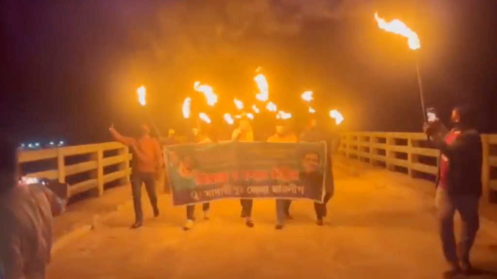 মাদারীপুরে নিষিদ্ধ ছাত্রলীগের মশাল মিছিল