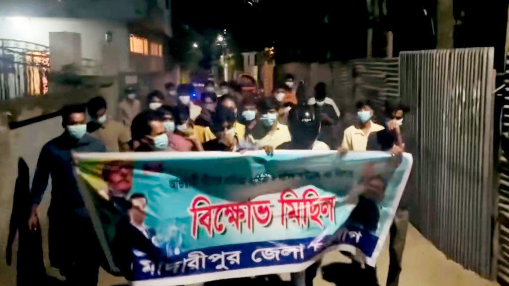 মাদারীপুরে রাতের আঁধারে মাস্ক-হেলমেট পরে ছাত্রলীগের ঝটিকা মিছিল